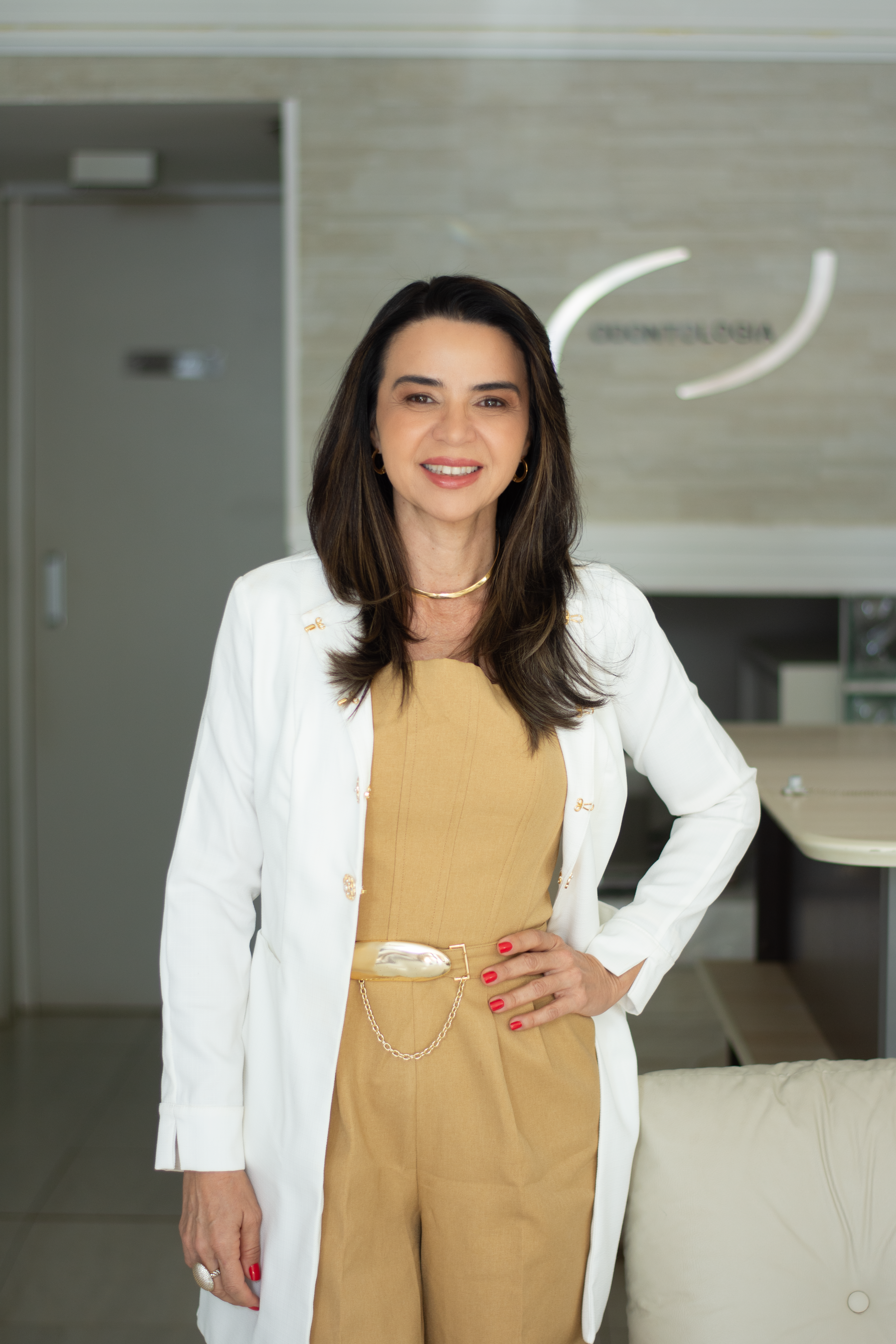 Dra. Célia Tosta Fernandes no consultório